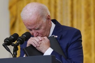 Joe Biden maintient la poursuite des évacuations d'Afghanistan malgré l'attaque à Kaboul.